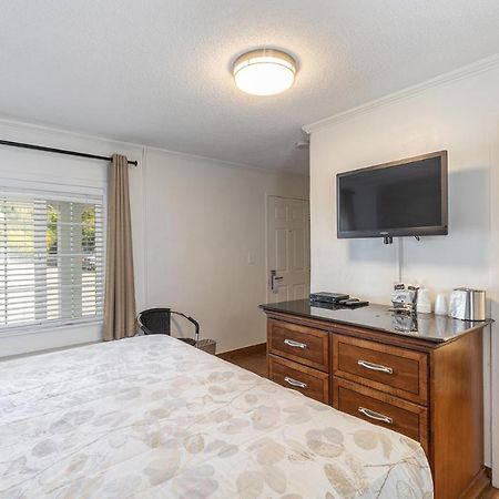Vineyard Valley Inn Cloverdale Bagian luar foto