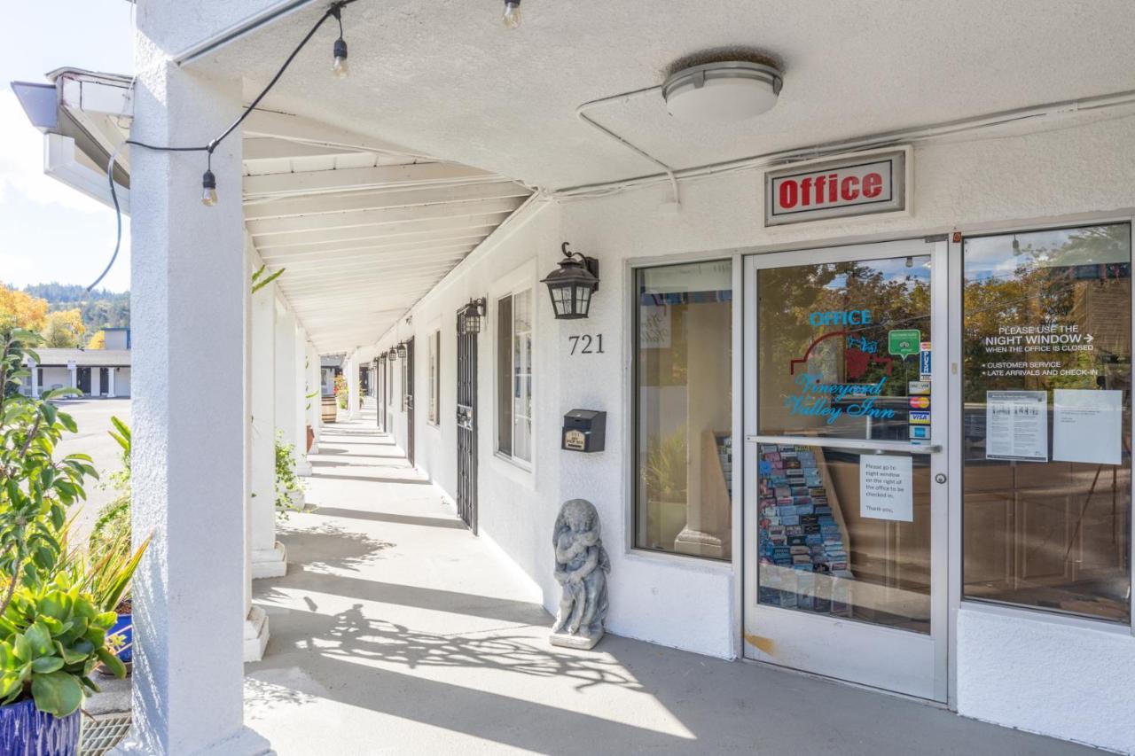 Vineyard Valley Inn Cloverdale Bagian luar foto