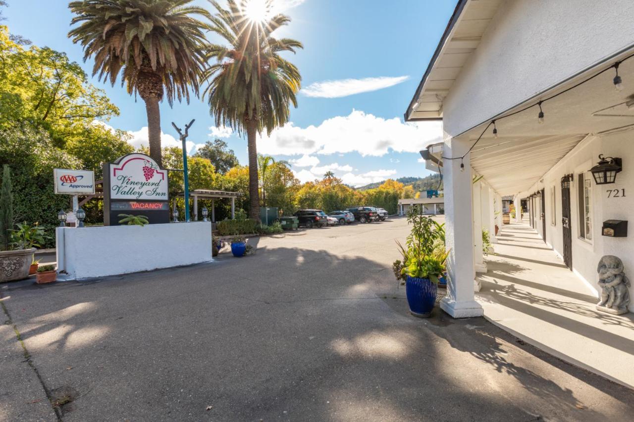 Vineyard Valley Inn Cloverdale Bagian luar foto