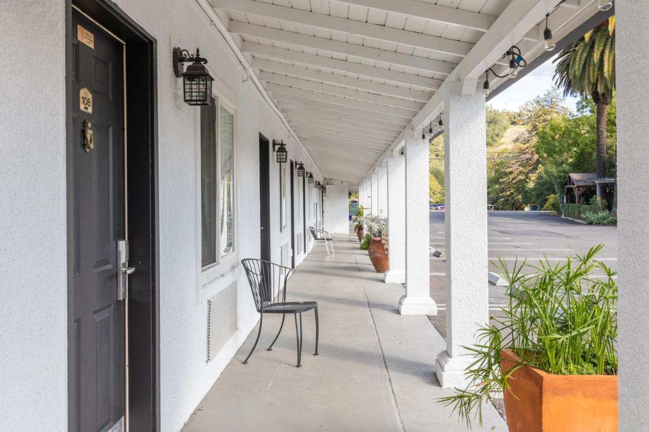 Vineyard Valley Inn Cloverdale Bagian luar foto