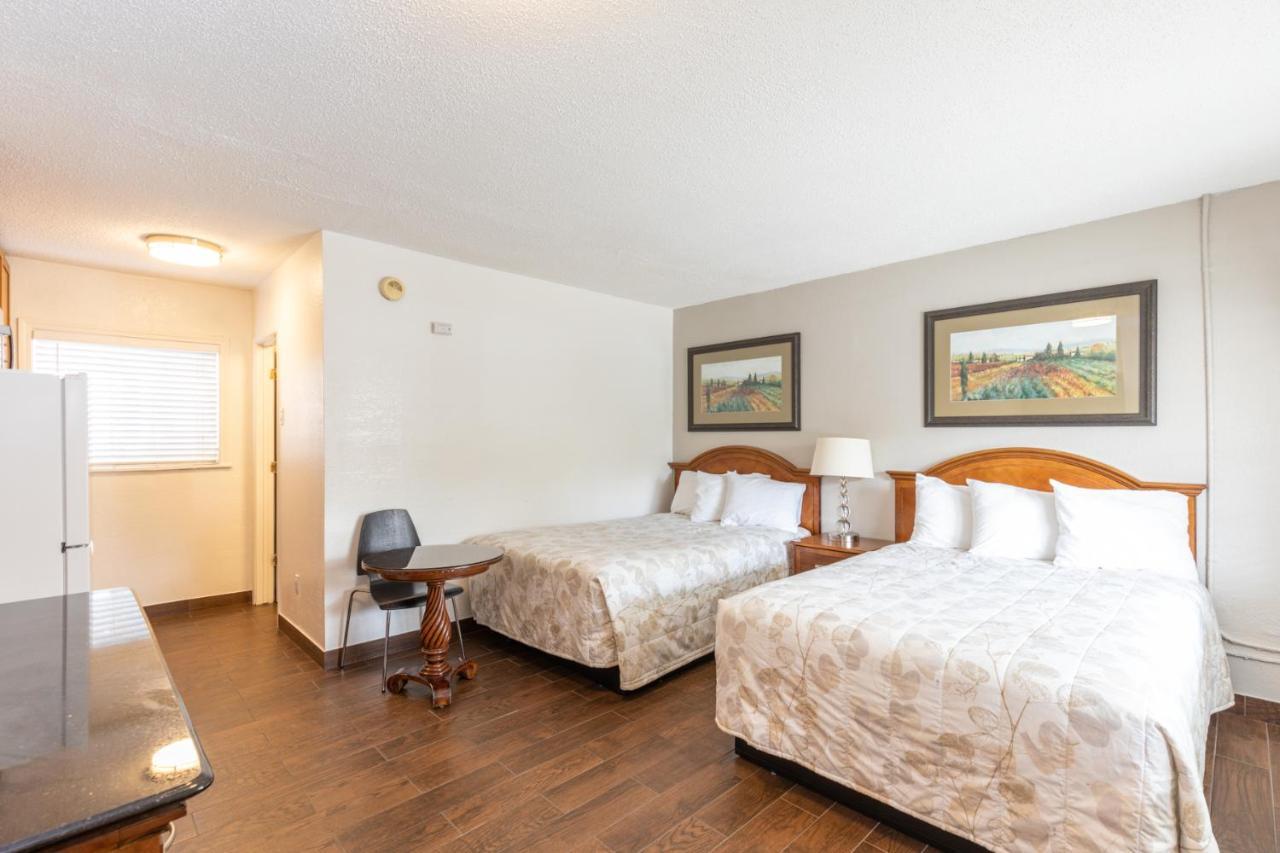 Vineyard Valley Inn Cloverdale Bagian luar foto