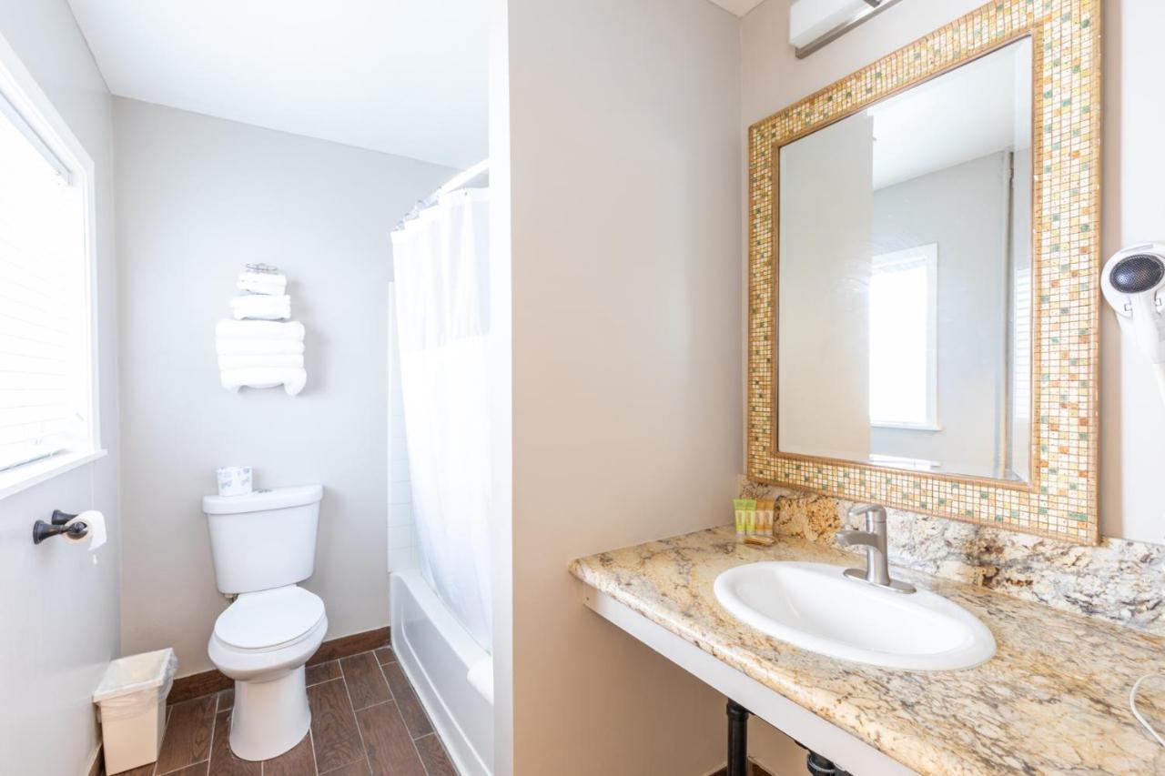 Vineyard Valley Inn Cloverdale Bagian luar foto