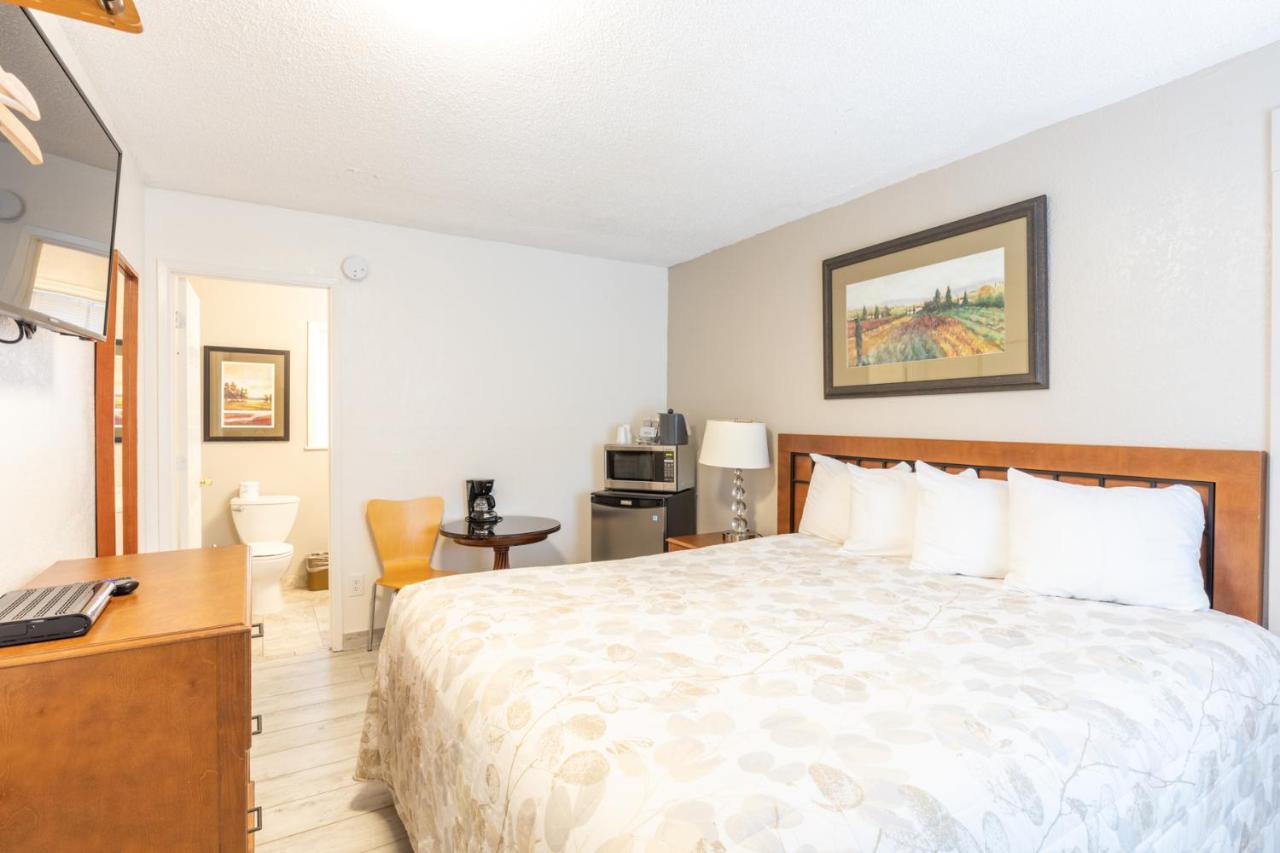 Vineyard Valley Inn Cloverdale Bagian luar foto
