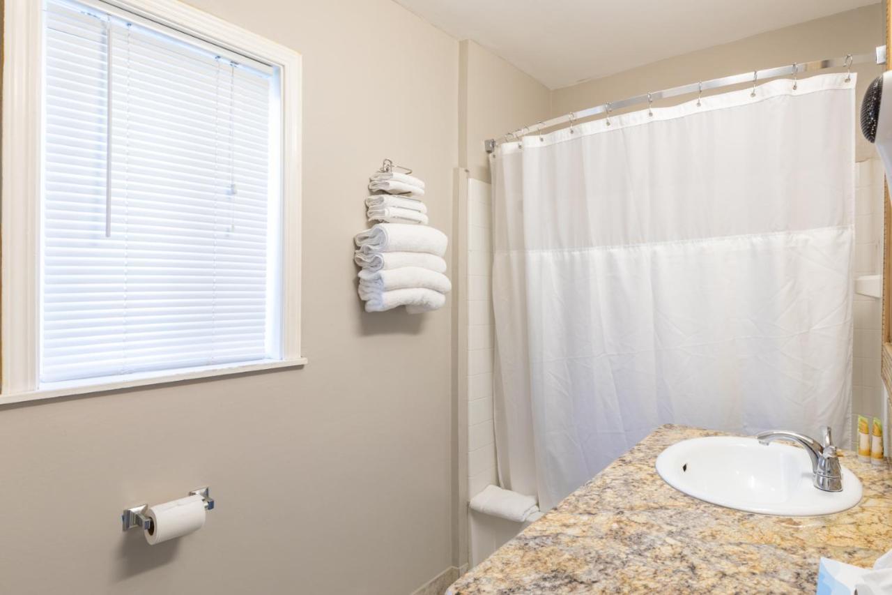 Vineyard Valley Inn Cloverdale Bagian luar foto