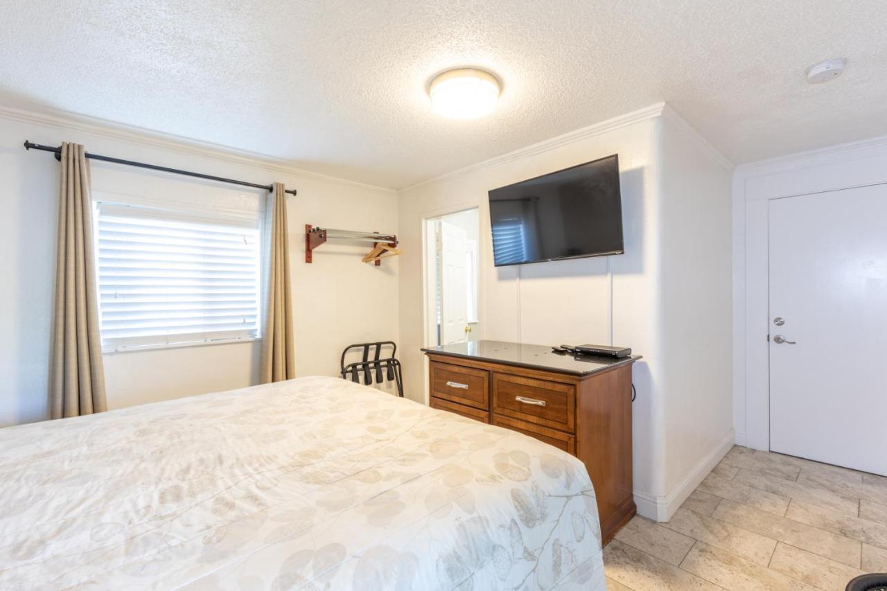 Vineyard Valley Inn Cloverdale Bagian luar foto