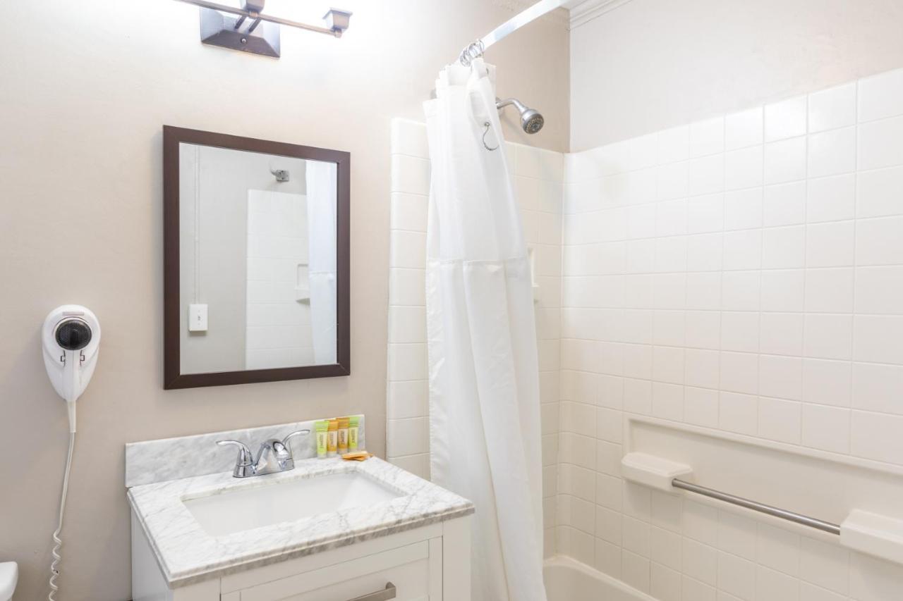 Vineyard Valley Inn Cloverdale Bagian luar foto