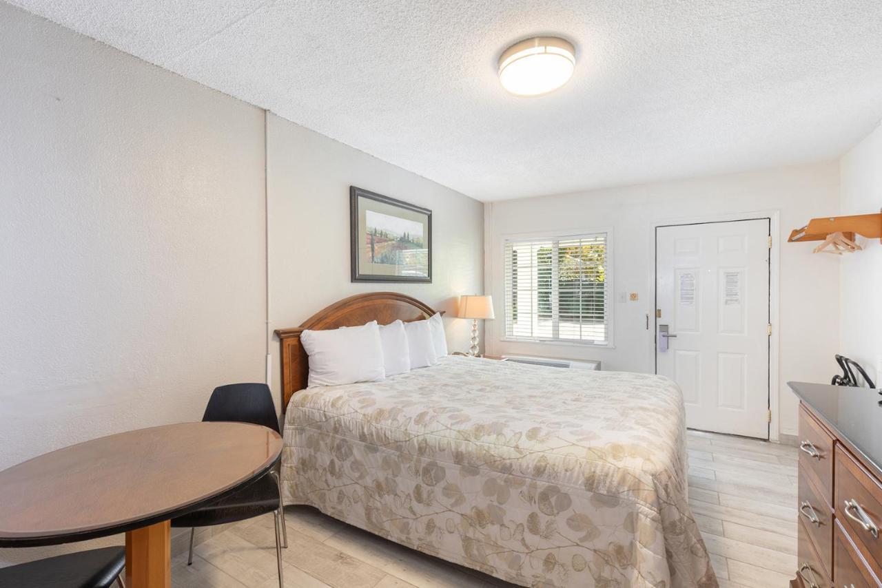 Vineyard Valley Inn Cloverdale Bagian luar foto