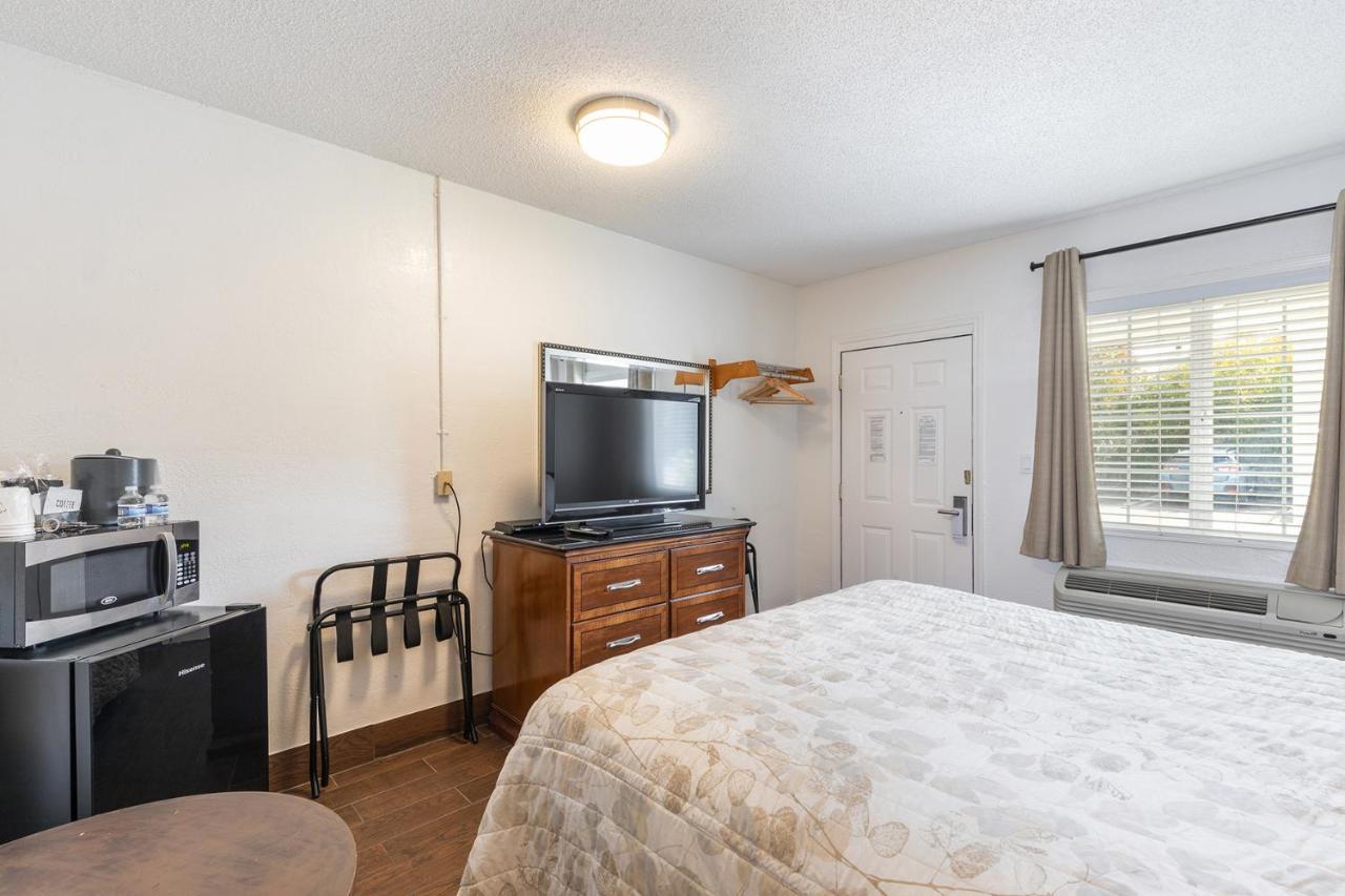 Vineyard Valley Inn Cloverdale Bagian luar foto