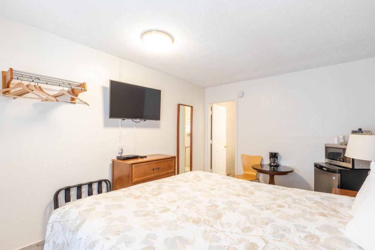Vineyard Valley Inn Cloverdale Bagian luar foto