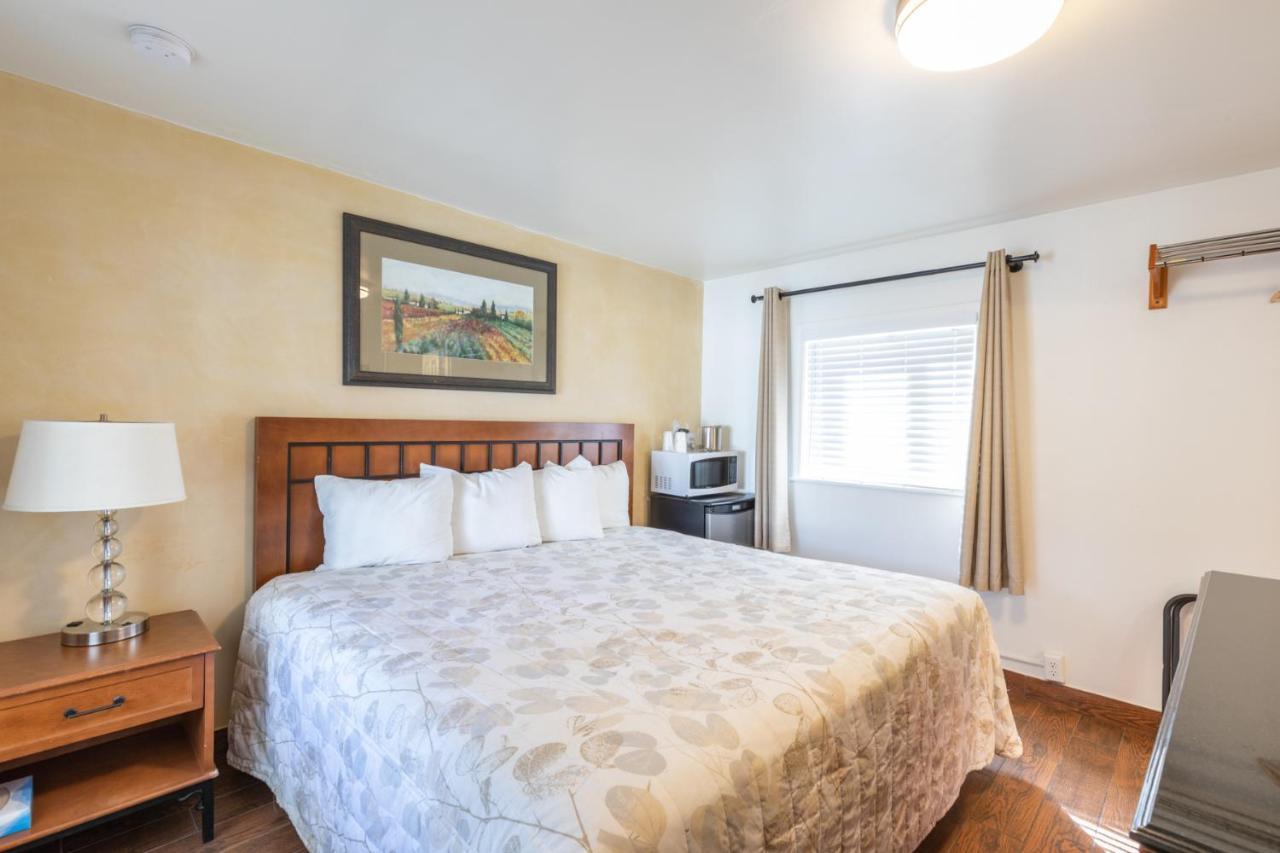 Vineyard Valley Inn Cloverdale Bagian luar foto