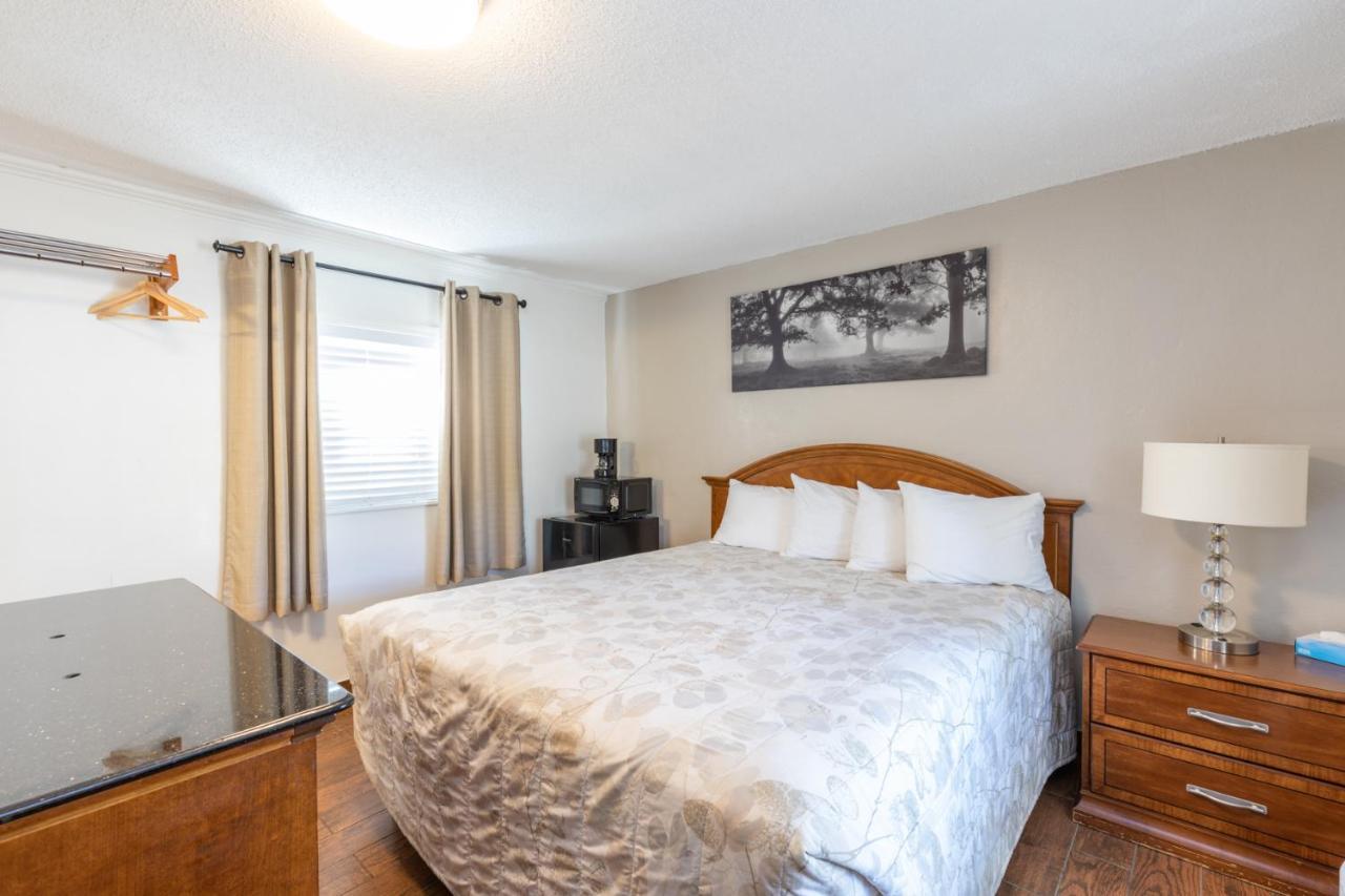 Vineyard Valley Inn Cloverdale Bagian luar foto