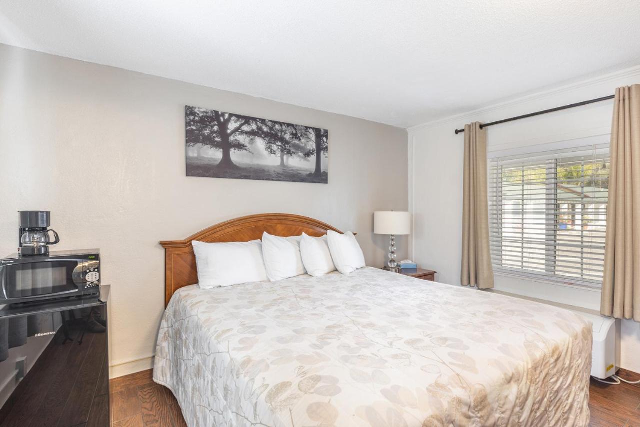 Vineyard Valley Inn Cloverdale Bagian luar foto