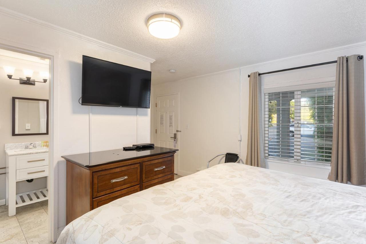 Vineyard Valley Inn Cloverdale Bagian luar foto