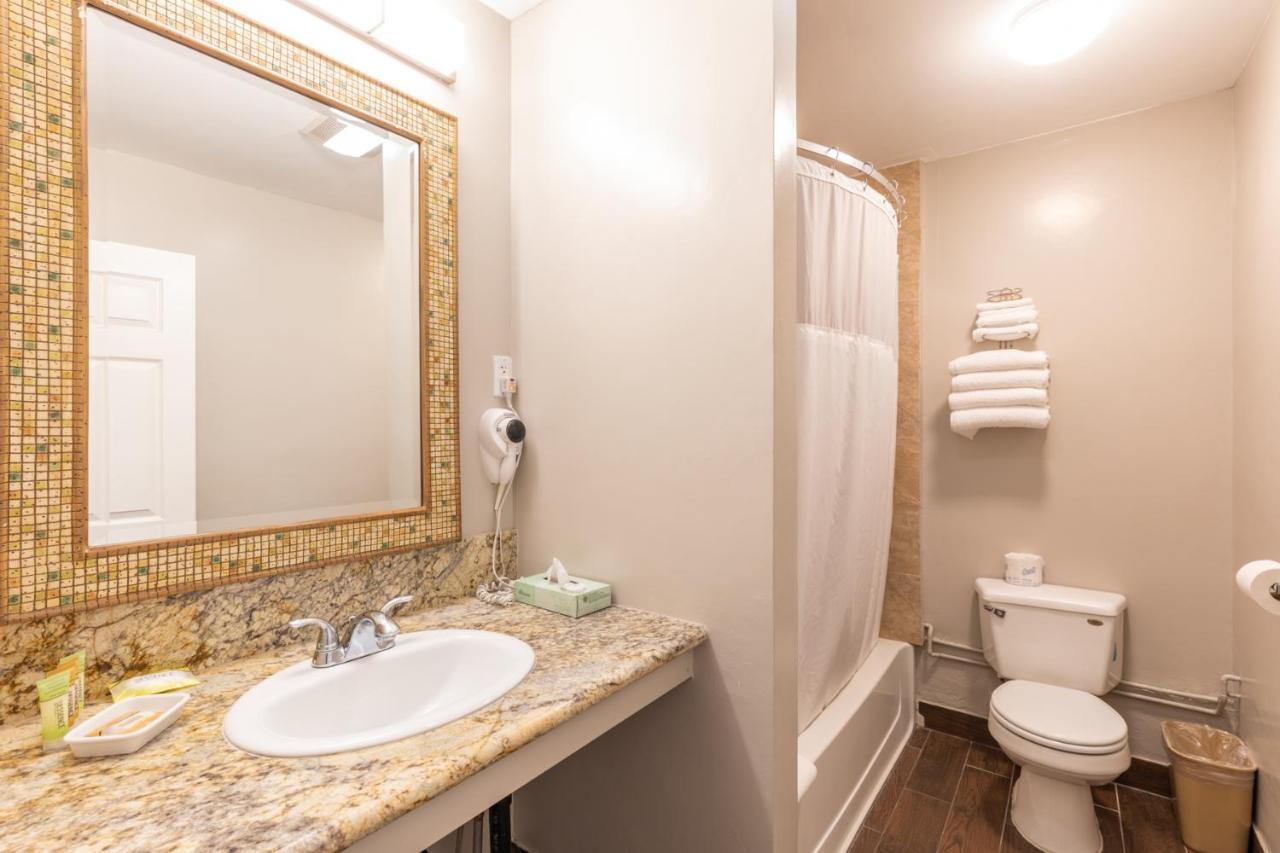 Vineyard Valley Inn Cloverdale Bagian luar foto