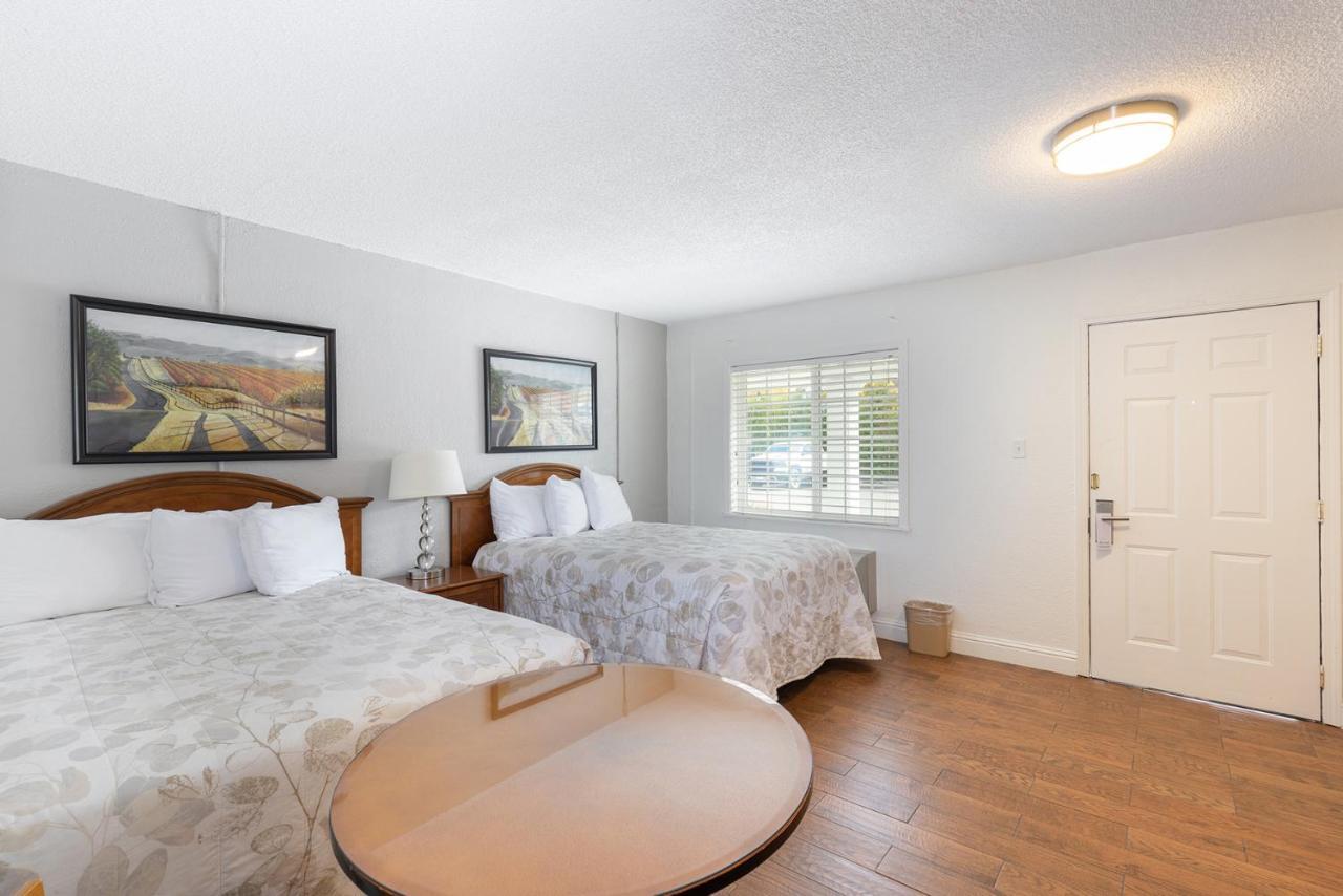 Vineyard Valley Inn Cloverdale Bagian luar foto