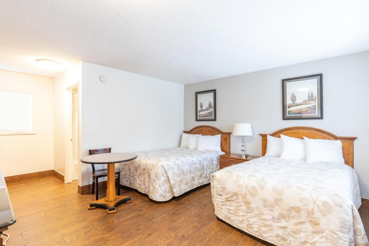 Vineyard Valley Inn Cloverdale Bagian luar foto