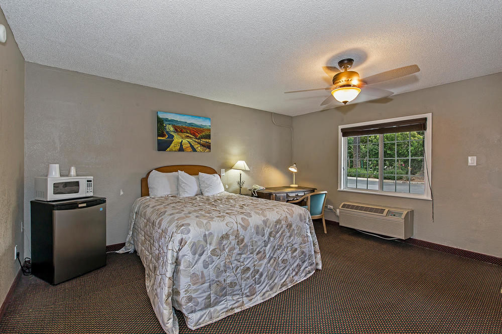 Vineyard Valley Inn Cloverdale Bagian luar foto