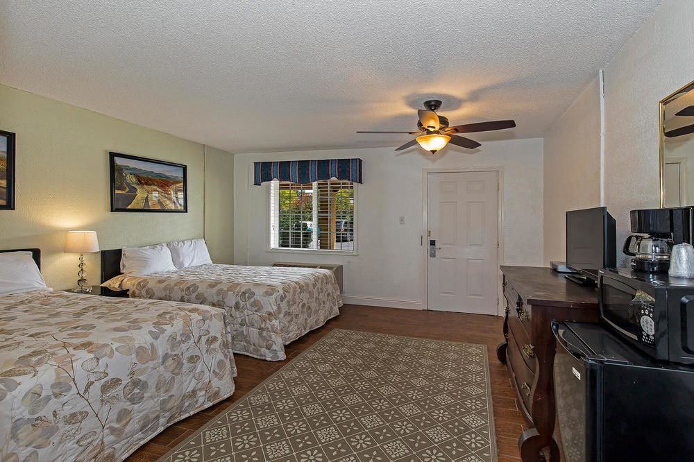 Vineyard Valley Inn Cloverdale Bagian luar foto