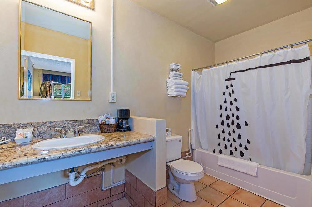Vineyard Valley Inn Cloverdale Bagian luar foto