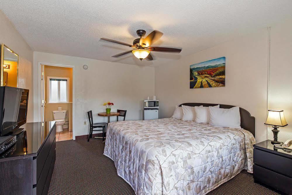 Vineyard Valley Inn Cloverdale Bagian luar foto